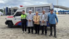 Foto bersama usai penyerahan bantuan (Istimewa)