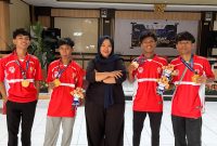 Manejer E-Sport Ternate dan para player yang meraih emas (Tim)