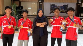 Manejer E-Sport Ternate dan para player yang meraih emas (Tim)