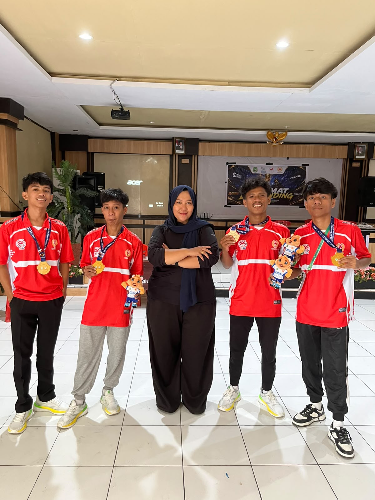 Manejer E-Sport Ternate dan para player yang meraih emas (Tim)