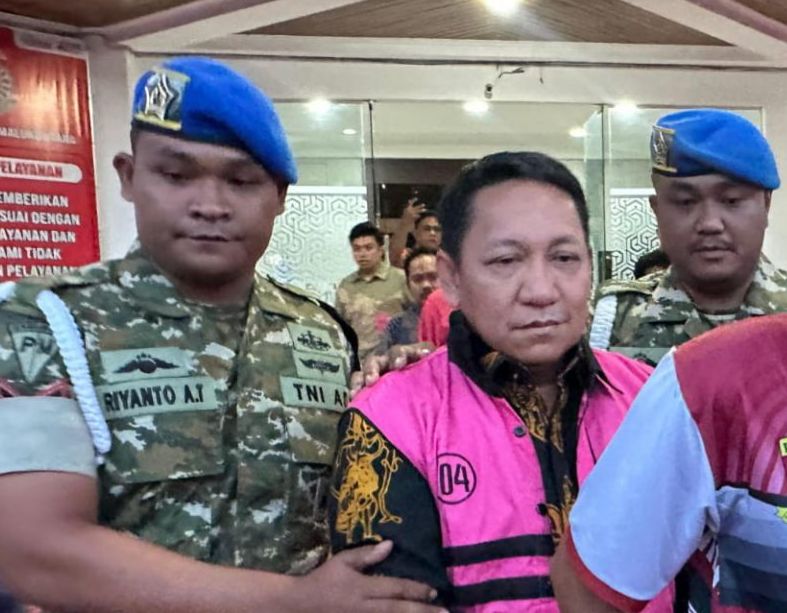 Aliong Mus saat dibawa ke Kejati Malut beberapa waktu lalu (Foto: Yasim)