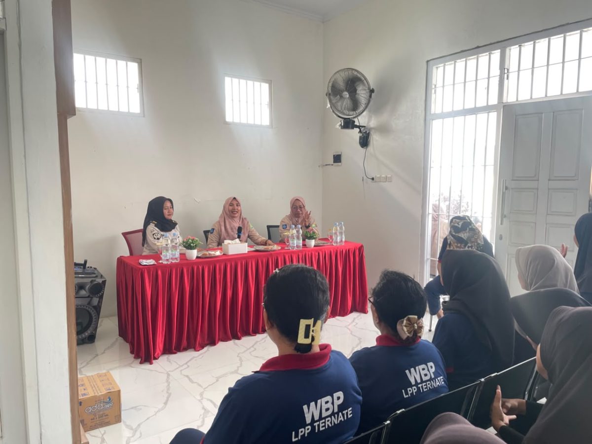Pemberiaan arahan sebelum pemeriksaan kesehatan warga binaan (Tim)