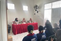 Pemberiaan arahan sebelum pemeriksaan kesehatan warga binaan (Tim)