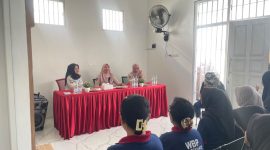 Pemberiaan arahan sebelum pemeriksaan kesehatan warga binaan (Tim)