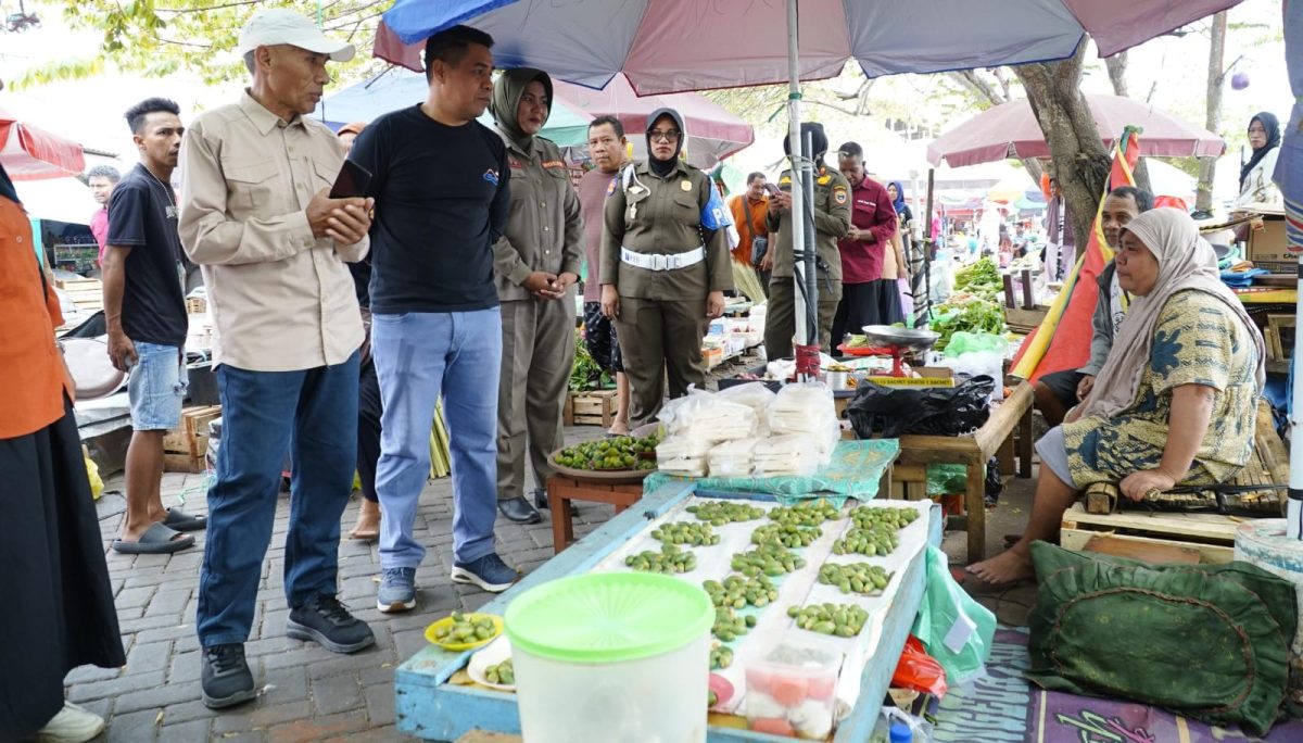 Pemkot Tidore saat memantau aktivitas di pasar Sarimalaha (Istimewa)