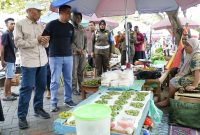 Pemkot Tidore saat memantau aktivitas di pasar Sarimalaha (Istimewa)
