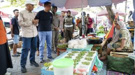 Pemkot Tidore saat memantau aktivitas di pasar Sarimalaha (Istimewa)