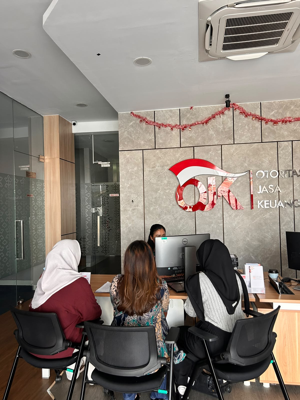 Korban yang datang melapor ke OJK Malut (Tim)