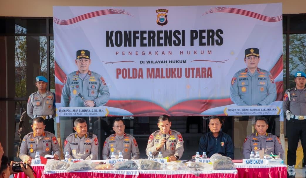 Konferensi pers Polda Maluku Utara mengenai kasus dugaan pembunuhan Ali Daud di Halteng (Istimewa)